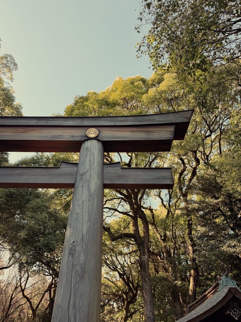 Torii de madera entre los árboles.